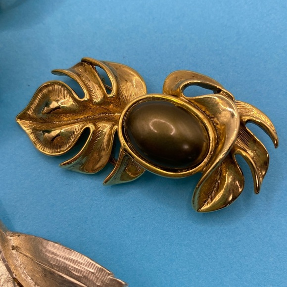 Vintage Brooch Bundle Gold Tone Large Pins Lot of 5 - Picture 4 of 9